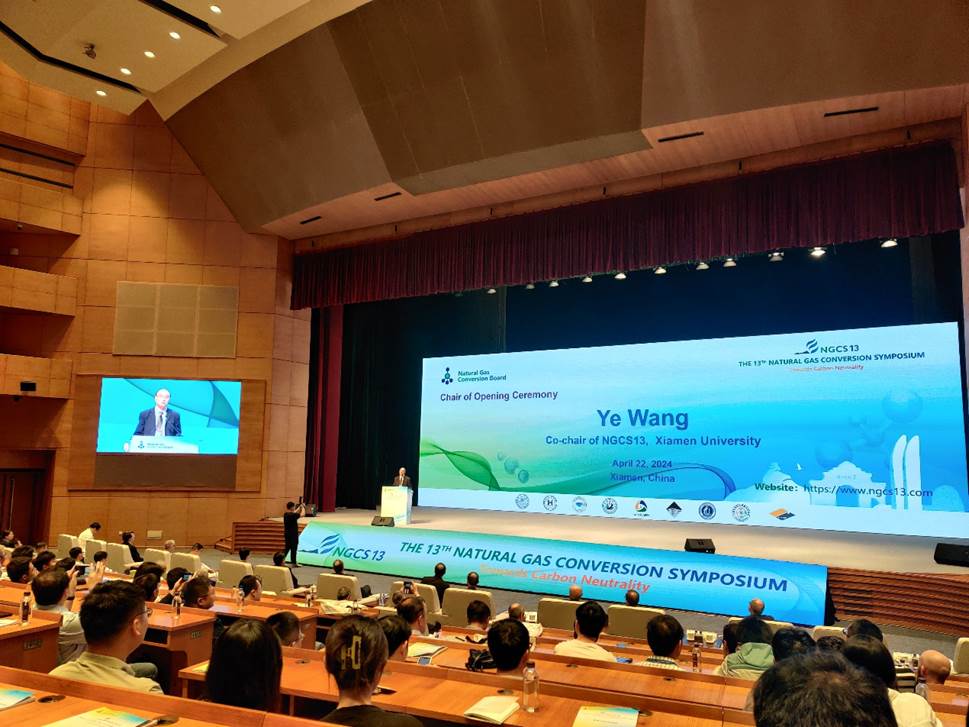 会议室里的人们 中度可信度描述已自动生成 会议室里的人们 中度可信度描述已自动生成